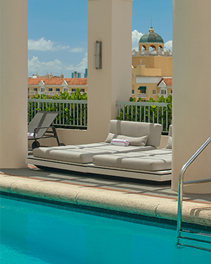 Hotel Colonnade rooftop pool